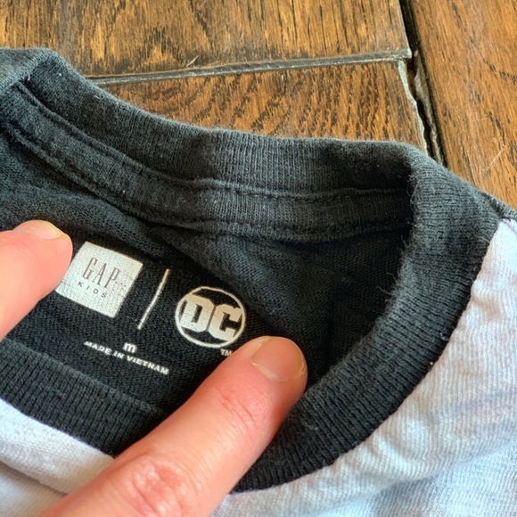 ⚡️2/$25⚡️GAP x DC Boys’ Graphic Tee - Picture 4 of 6